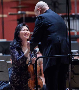 Dennis Russell Davies congratulates Yumi on her performance